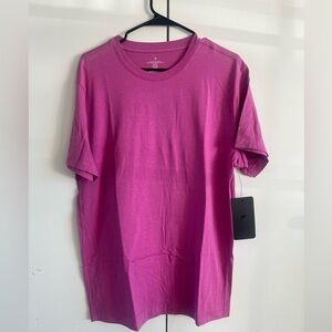 THE 24-7 TEE
Fabletics Vibrant Magenta Short Sleeve Tee